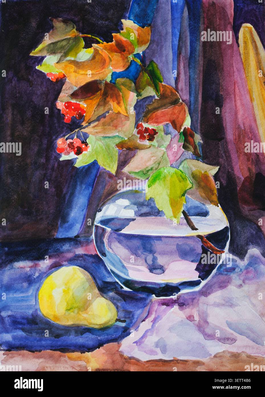 Eine dekorative Aquarell-Stilllebensstudie mit Viburnum-Zweig in Glasvase und gelber Birne Stockfoto