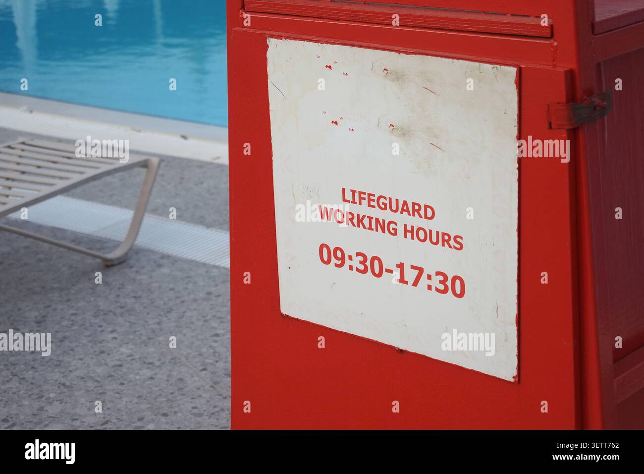 Rettungsschwimmer-Arbeitszeit am Poolbereich Stockfoto