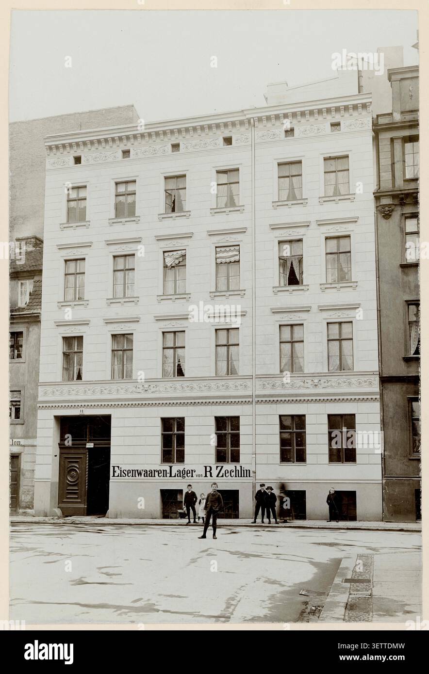 Walter Zechlin, Eisenwaren, Alte Schuetzenstr. 11, Berlin, neoklassizistische Fassade eines mehrstöckigen Geschäftsgebäudes in der Stadt, 2. Mai 1894 Stockfoto