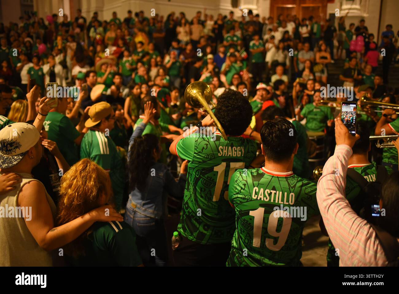 Fußballfans feiern Mexikos WM-Sieg mit Live-Blasmusik auf der Plaza Lerdo, Xalapa. Stockfoto
