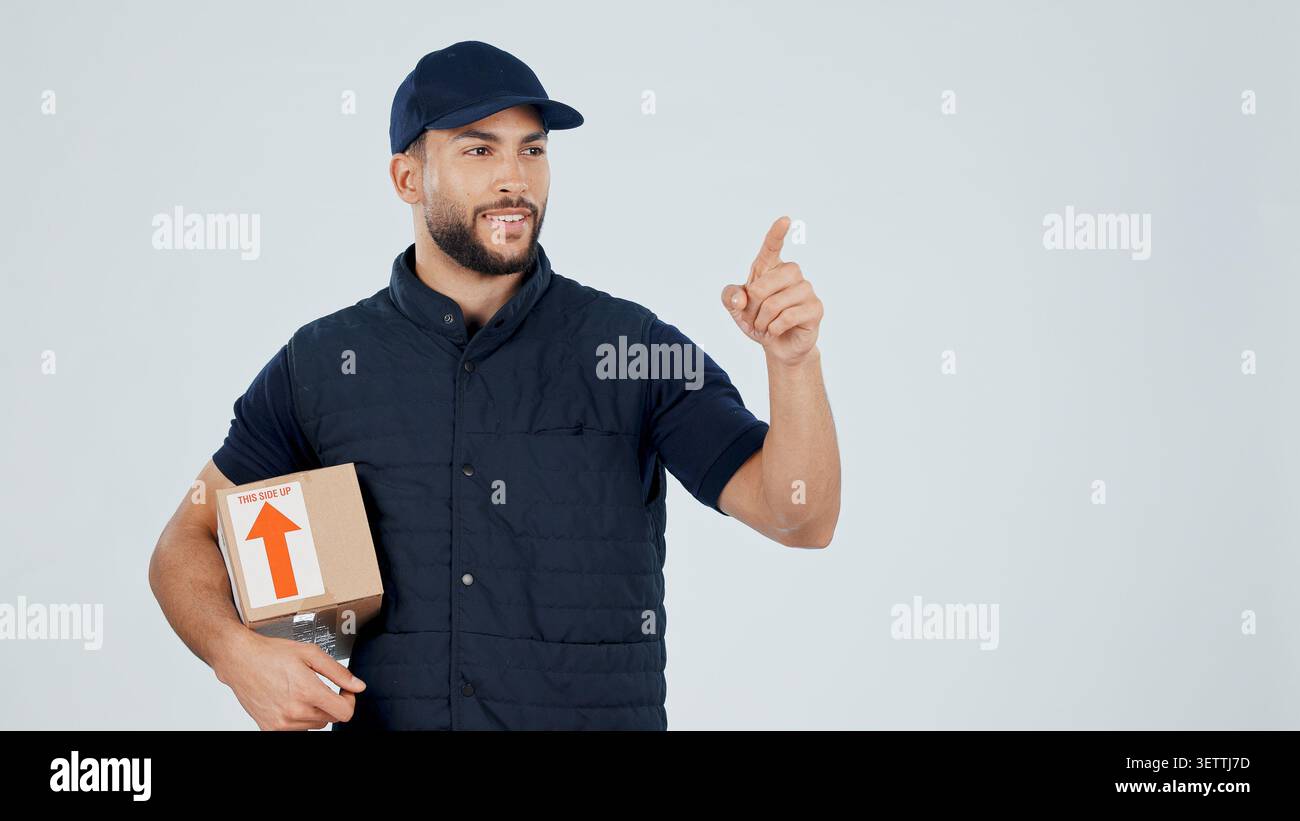 Liefermann, Karton und Zeiger auf den Platz für Versandführer, Informationen oder Schritte für den Kurierdienst. Glückliche Person, Paket oder Paket mit Logistik Stockfoto