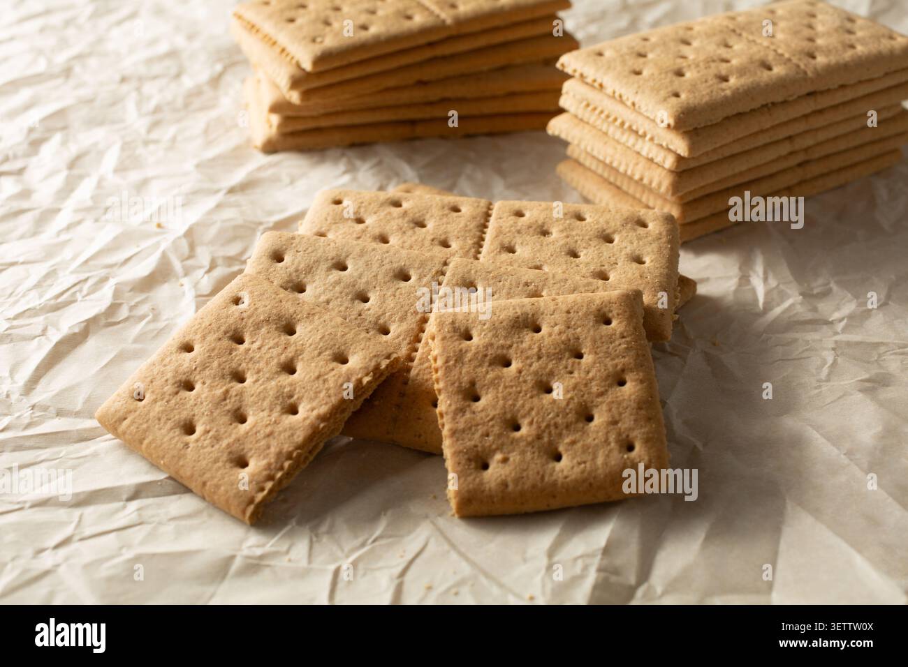 Blick auf einen Haufen glutenfreier, milchfreier graham Cracker. Stockfoto