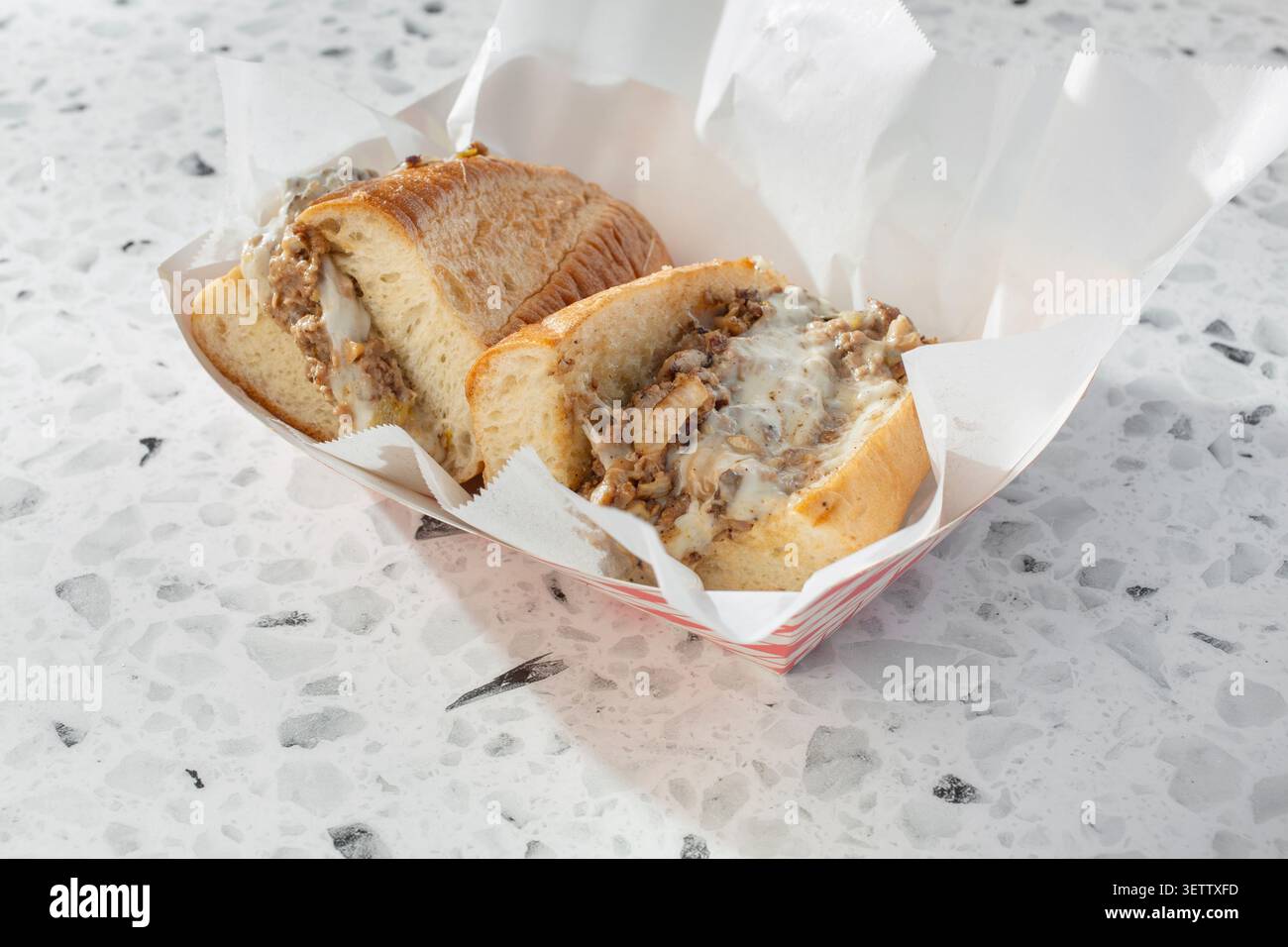 Ein Blick auf ein pflanzenbasiertes Meat Philly Cheesesteak Sandwich. Stockfoto