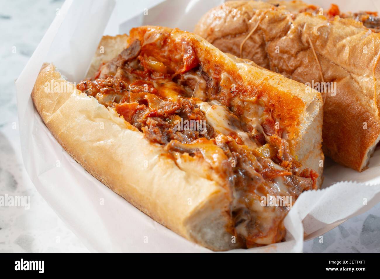 Eine Nahaufnahme eines Pizza-Käseaksandwiches. Stockfoto
