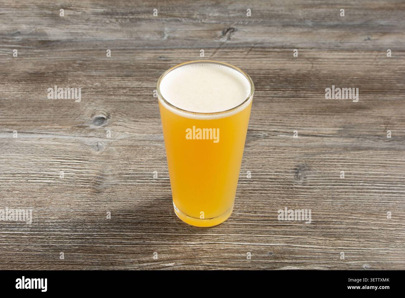 Ein Blick auf ein blondes Bier. Stockfoto