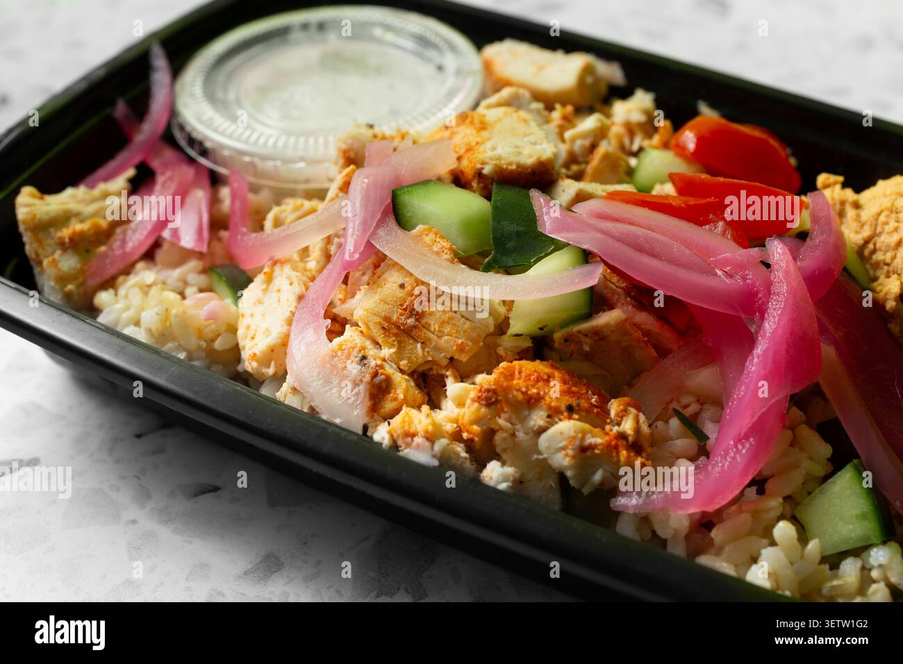 Eine Nahaufnahme einer mediterranen Hühnerschüssel. Stockfoto