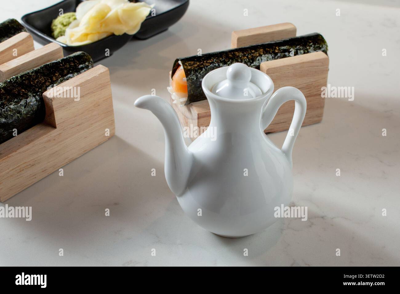 Blick auf einen zierlichen Sojasauce-Spender aus Keramik. Stockfoto