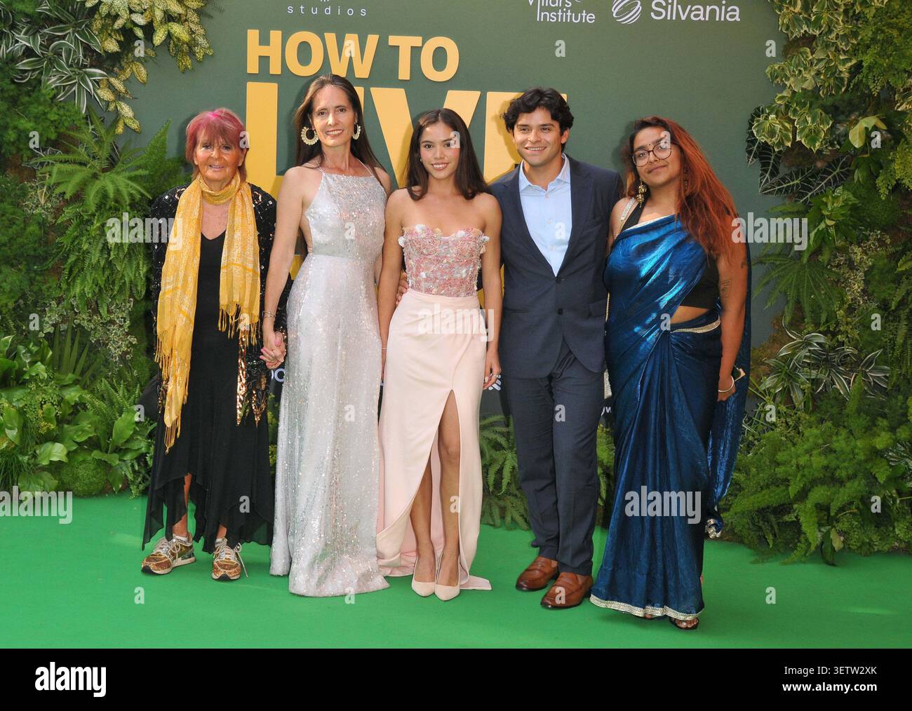 Geraldine Patrick Encina (2. Links) und Xiye Bastida (Mitte) sowie Gäste bei der Weltpremiere „How to Live on Earth“, Odeon Luxe Leicester Square, Le Stockfoto
