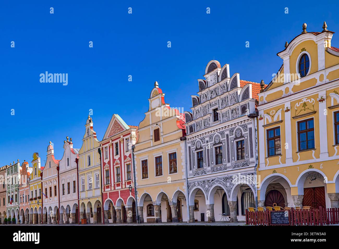 Details der farbenfrohen Fassaden der berühmten Häuser aus dem 16. Jahrhundert im Renaissance- und Barockstil mit hohen Giebeln und Arkaden auf dem Hauptplatz Telc Stockfoto