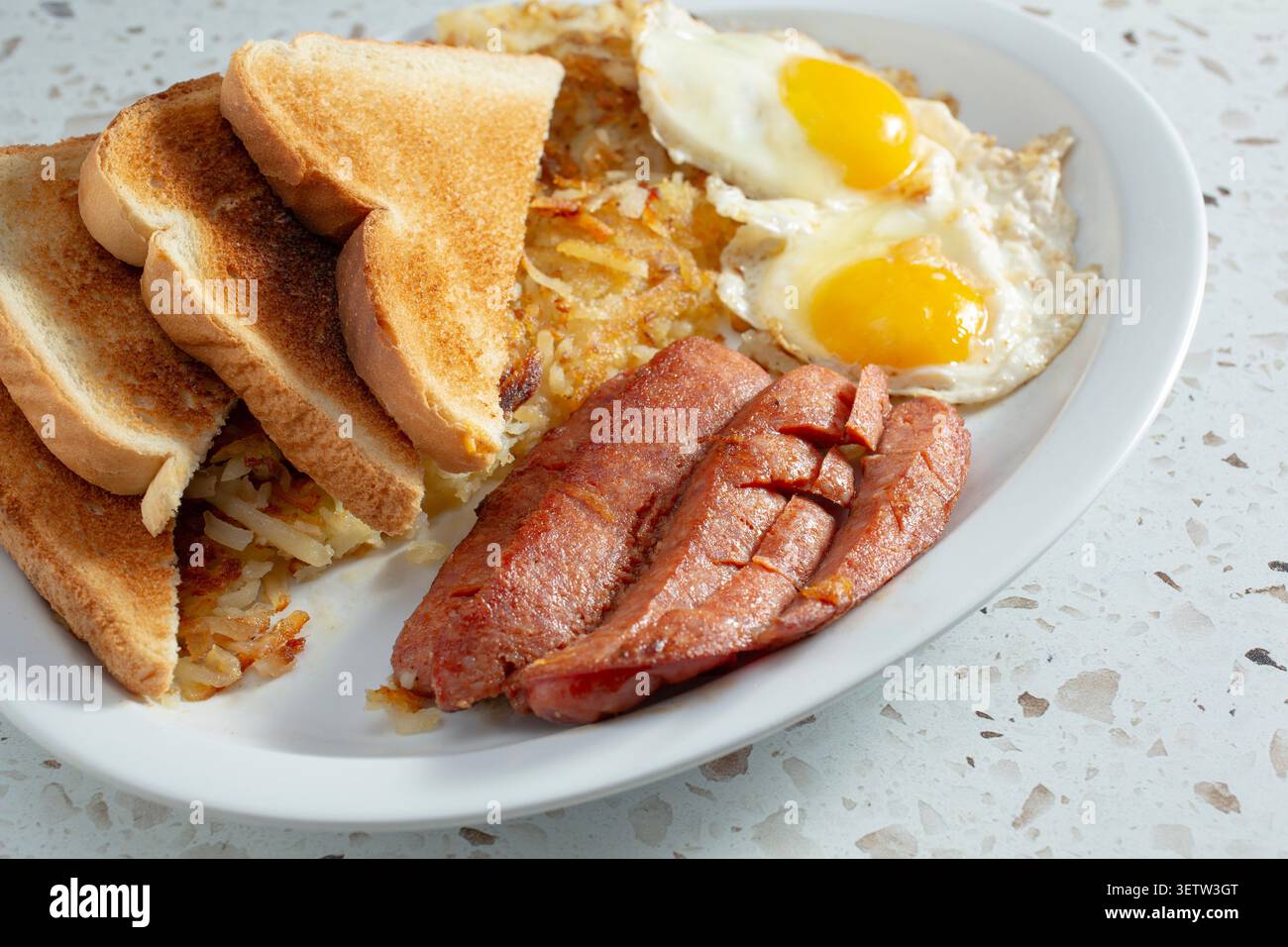 Blick auf einen polnischen Frühstücksteller mit Wurst und Ei. Stockfoto