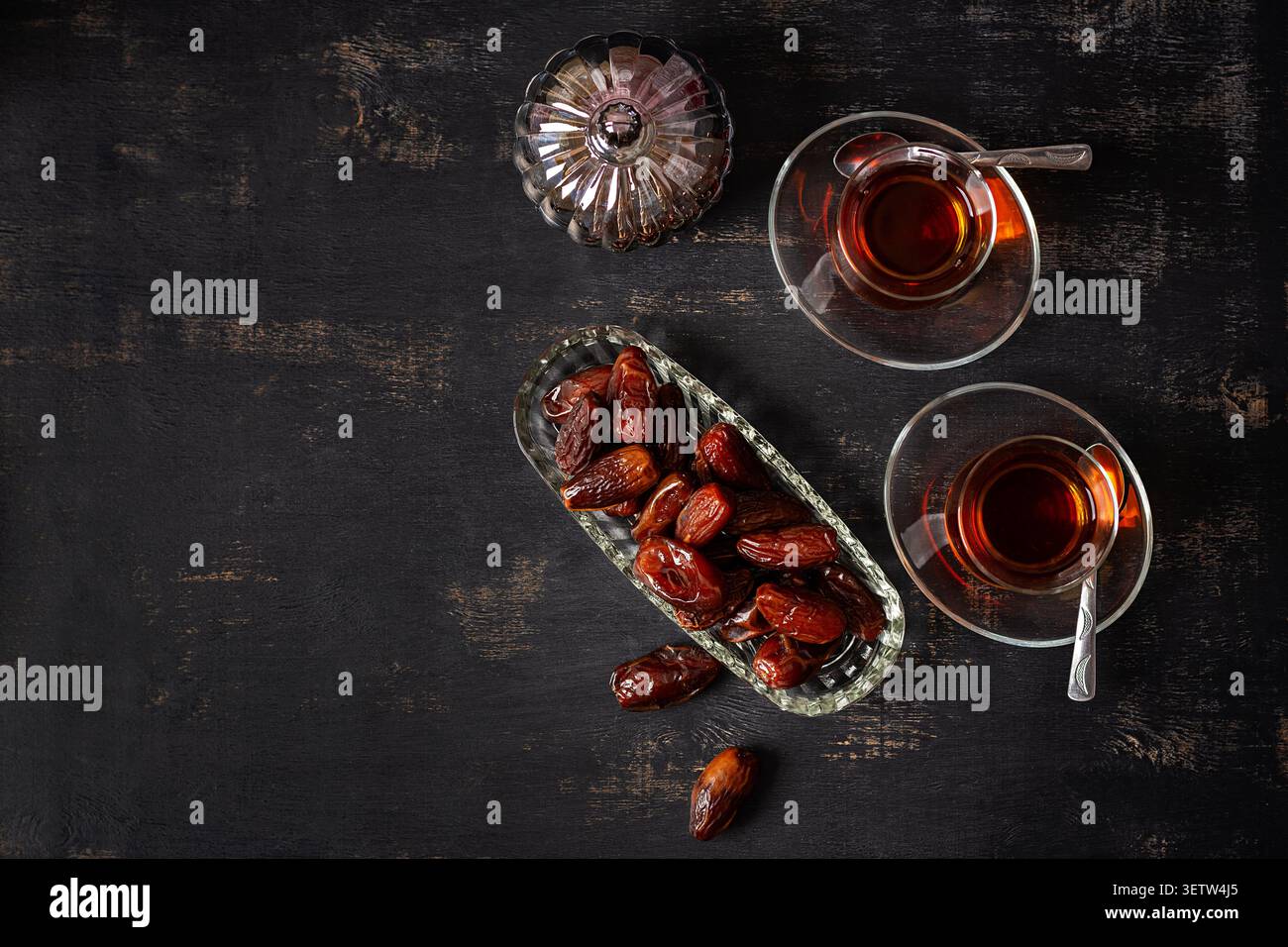 Gourmet-Datteln serviert mit traditionellem Tee. Draufsicht Stockfoto