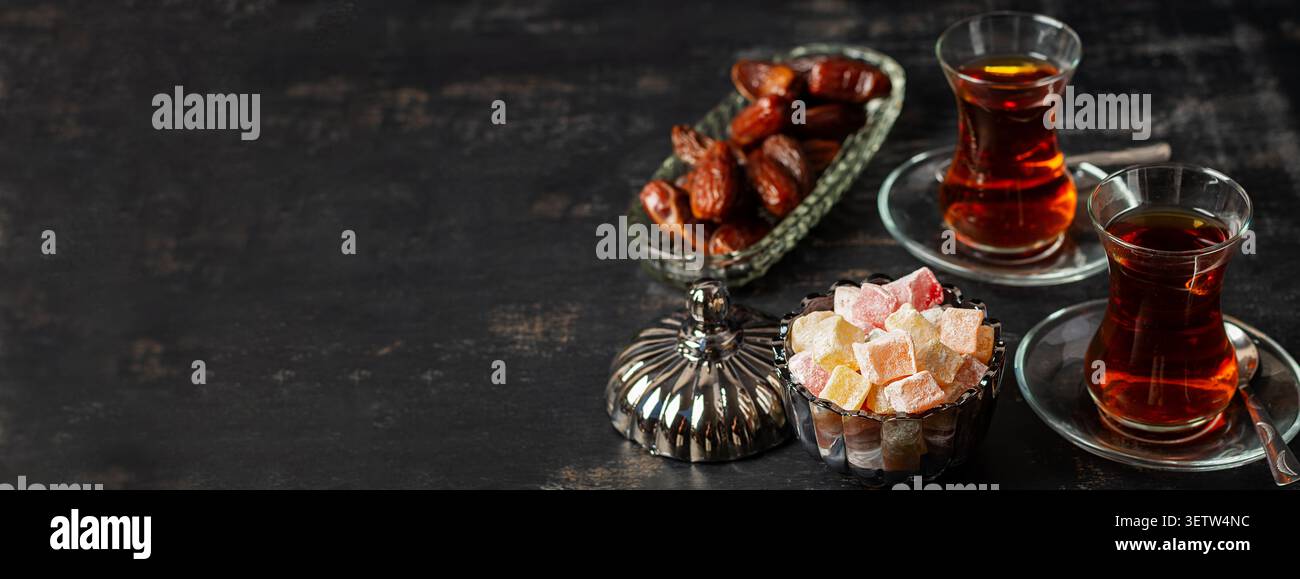Verschiedene türkische Delikatessen serviert mit heißem Tee Stockfoto