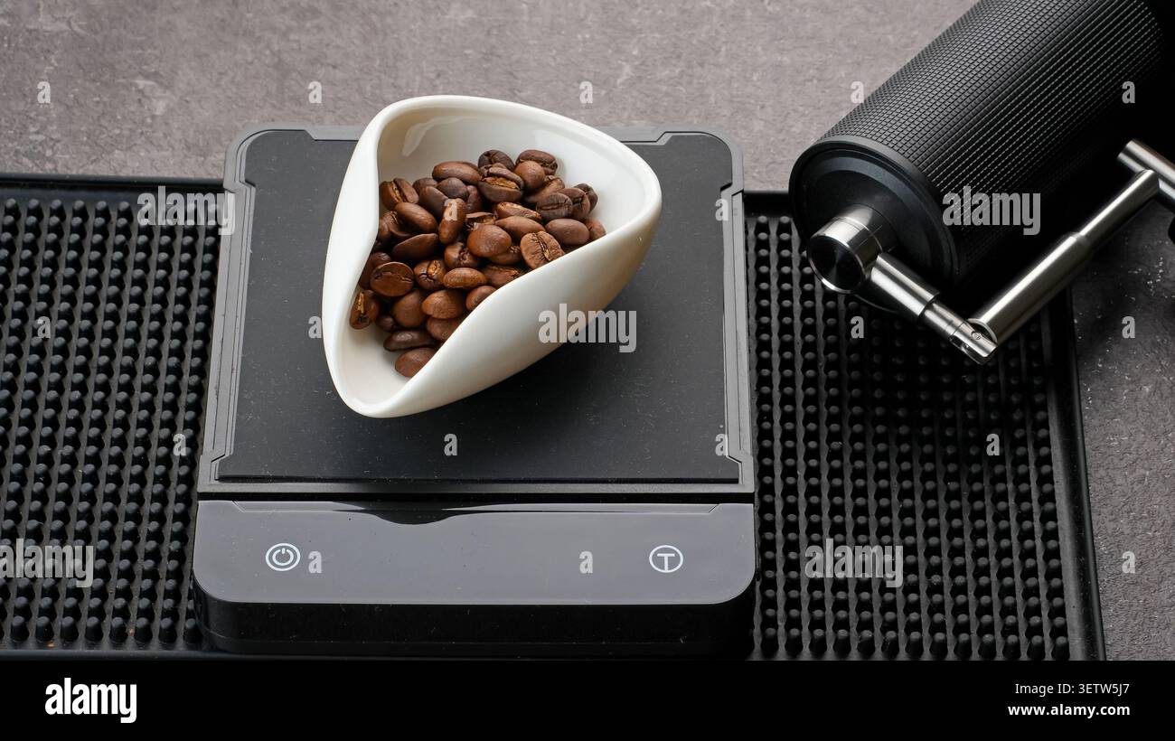 Kaffeebohnen auf digitaler Skala gemessen Stockfoto