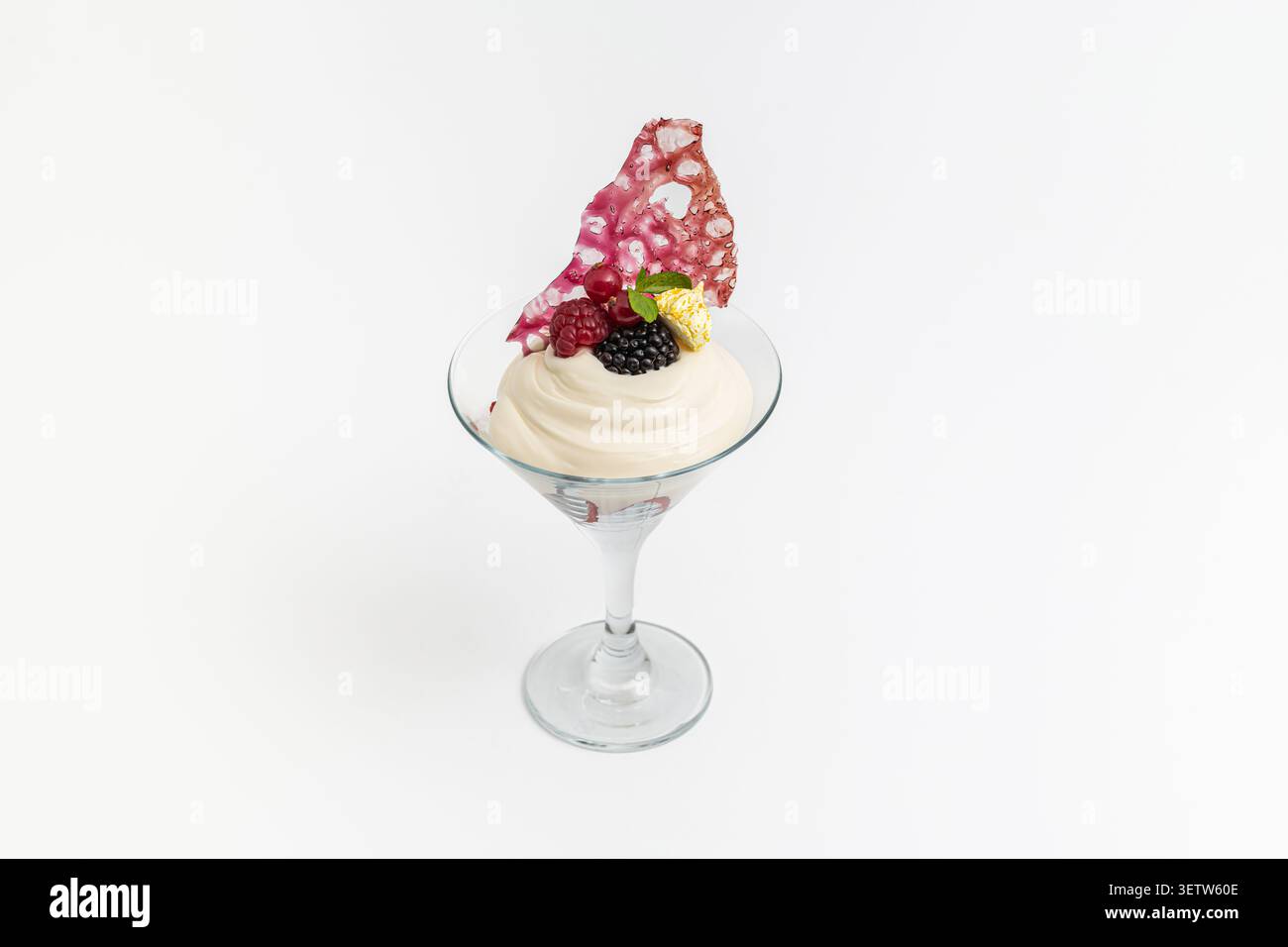 Cremiges Gourmet-Dessert im Martini-Glas mit Beerenbelag Stockfoto