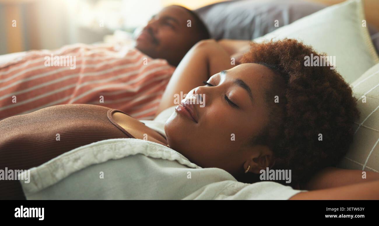 Paare, schlafen und entspannen Sie im Hotelzimmer mit Urlaub, friedlichem Nachmittag oder Müdigkeit von einem romantischen Kurzurlaub. Schwarze Menschen, schlafen oder ruhen Sie sich in der Unterkunft aus Stockfoto