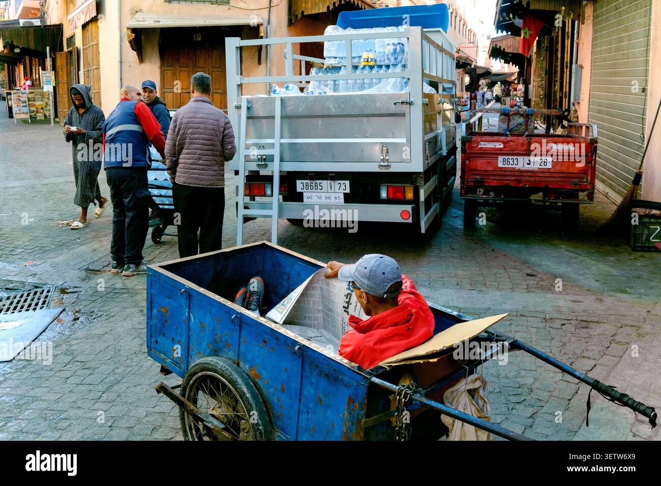 Der Gepäckträger ruht sich in seinem Metallwagen aus, Medina, Marrakesch, Marokko, Nordafrika Stockfoto