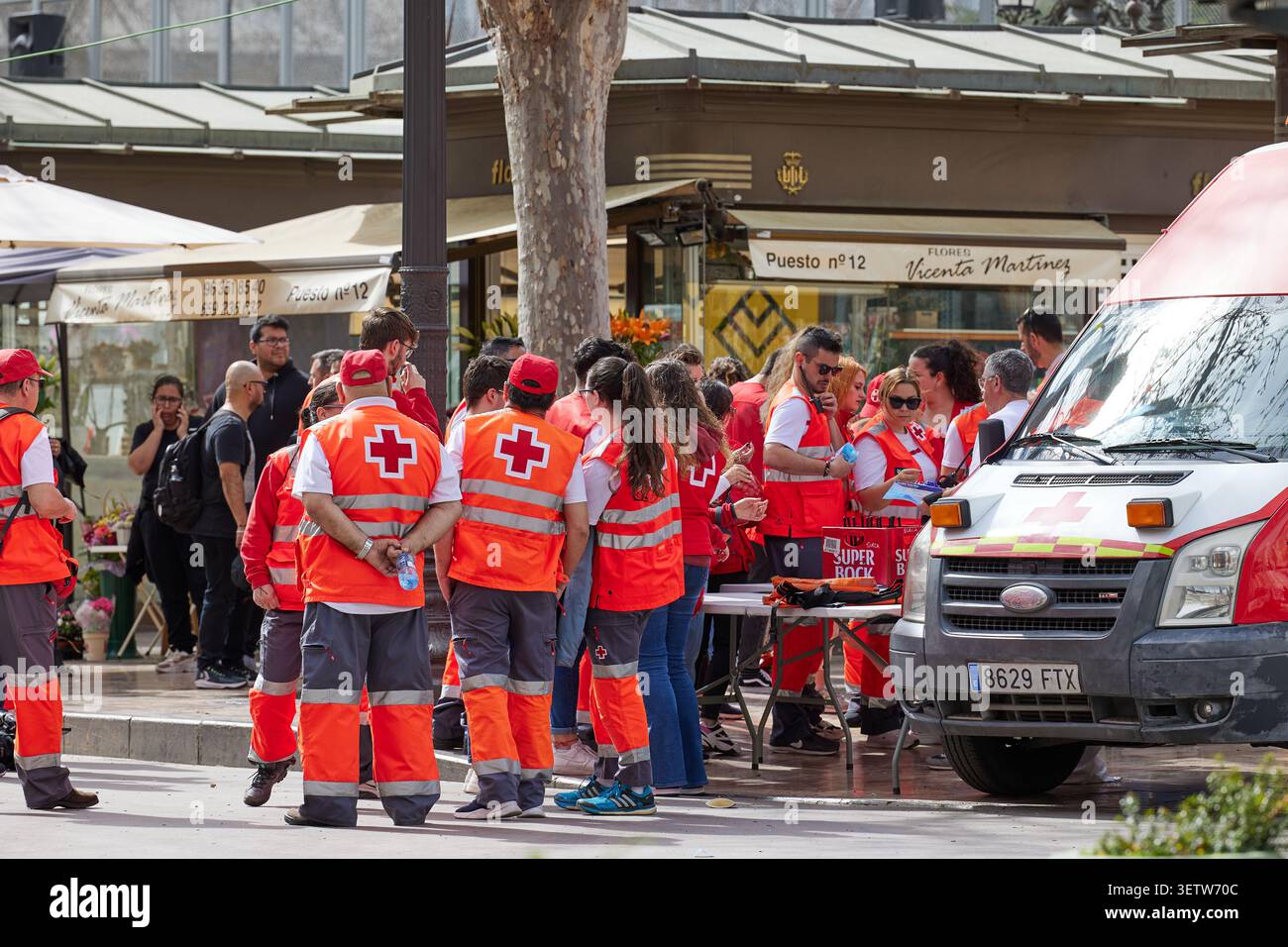 Mitarbeiter des Roten Kreuzes bei einer öffentlichen Veranstaltung auf dem Stadtplatz. Valencia, Spanien - 8. März 2023. Stockfoto