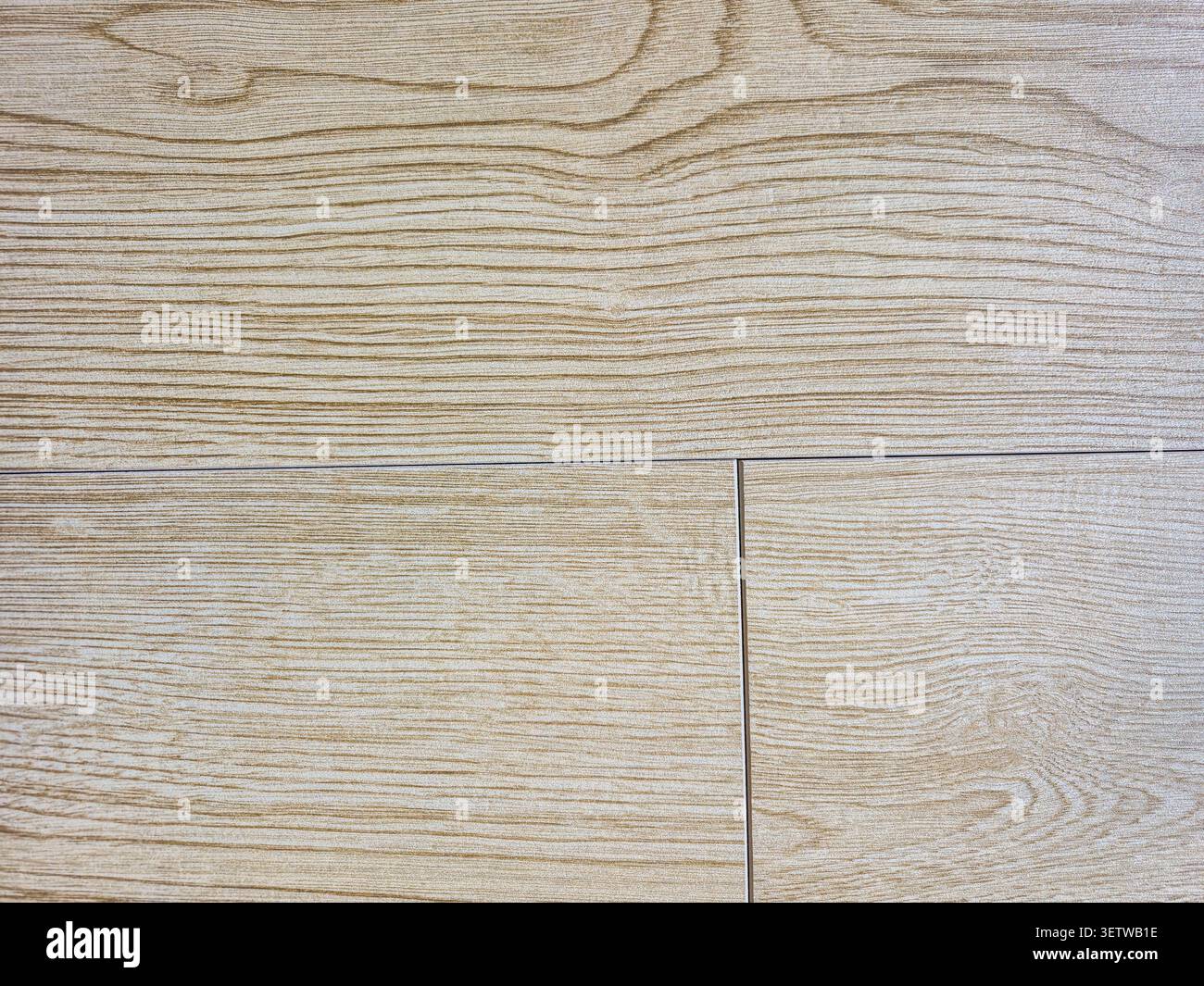 Eine Nahaufnahme natürlicher Holzmaserung mit einer hellen Oberfläche, perfekt für die Verbesserung von Innenräumen oder Designs Stockfoto