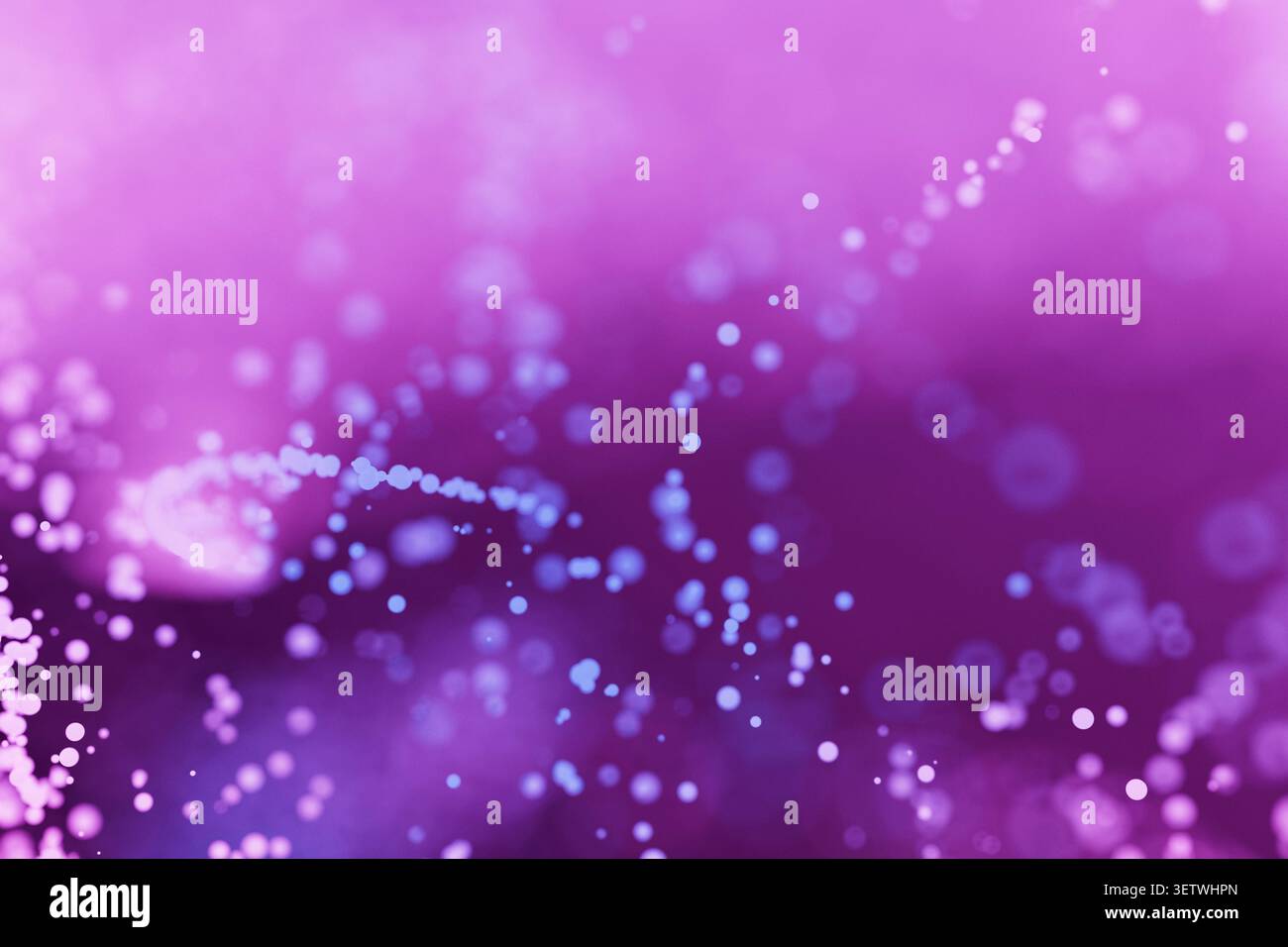 Abstrakter violetter Bokeh-Hintergrund mit leuchtenden Lichtpartikeln, die in Linien fließen. Sanfter, traumhafter Hintergrund mit Magenta-Tönen, perfekt für Magie, digi Stockfoto