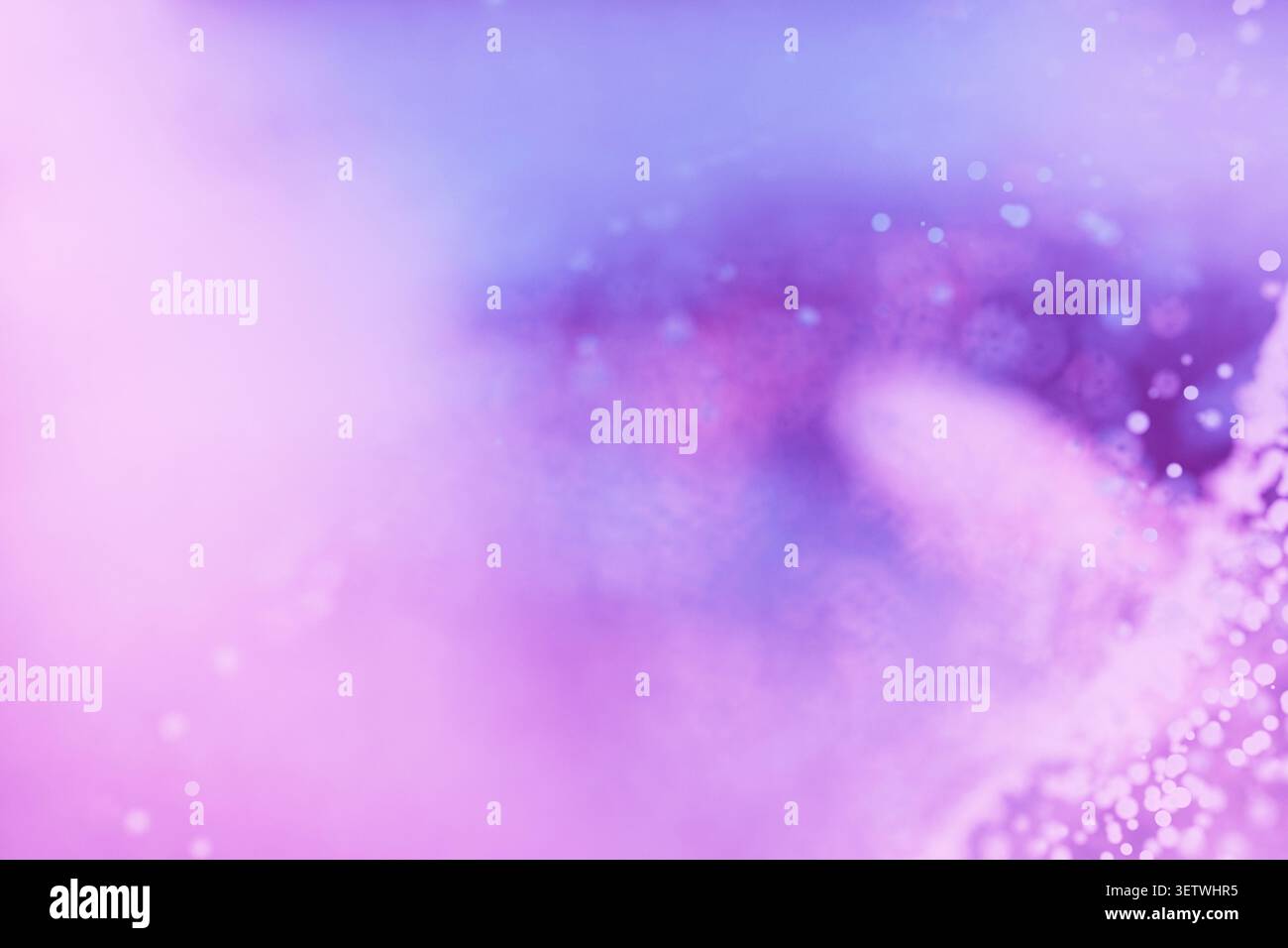 Ein abstrakter traumhafter Hintergrund in sanften Lila-, Rosa- und Violetttönen mit einem sanften Bokeh-Lichteffekt, verschwommenen Texturen und einem magischen ätherischen Atmosp Stockfoto