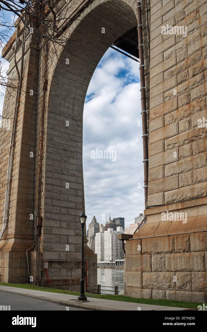 Queensboro Bridge Steinbogen, der die Skyline von Manhattan umrahmt Stockfoto
