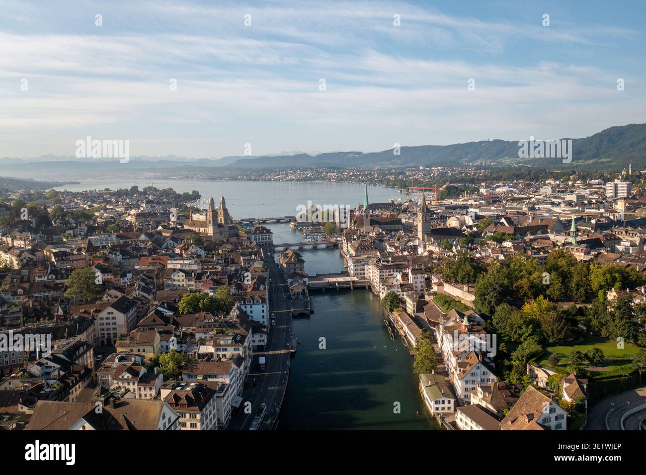 Blick aus der Vogelperspektive auf die historische Stadt Zürich mit der Limmat, traditionellen Dächern, Kirchtürmen und dem Zürichsee im Hintergrund, Zürich, Zuri Stockfoto