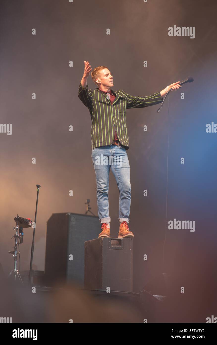 Ricky Wilson, Leadsänger der Kaiser Chiefs im Gespräch mit dem Publikum beim Latitude Festival 2025 Stockfoto