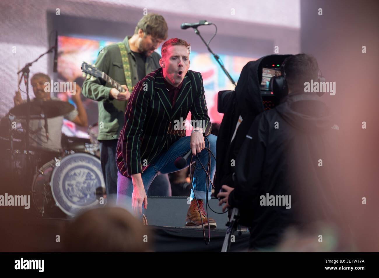Ricky Wilson und die Kaiser Chiefs treten auf der Bühne beim Latitude Festival 2025 vor der Kamera auf Stockfoto