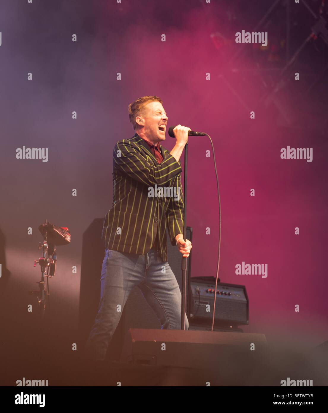Ricky Wilson, Leadsänger der Kaiser Chiefs, sang im Mikrofon beim Latitude Festival im Juli 2025 Stockfoto
