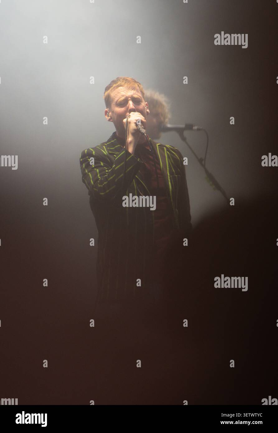 Ricky Wilson, Leadsänger der Kaiser Chiefs, sang live auf der Bühne während seines Auftritts beim Latitude Festival 2025 Stockfoto