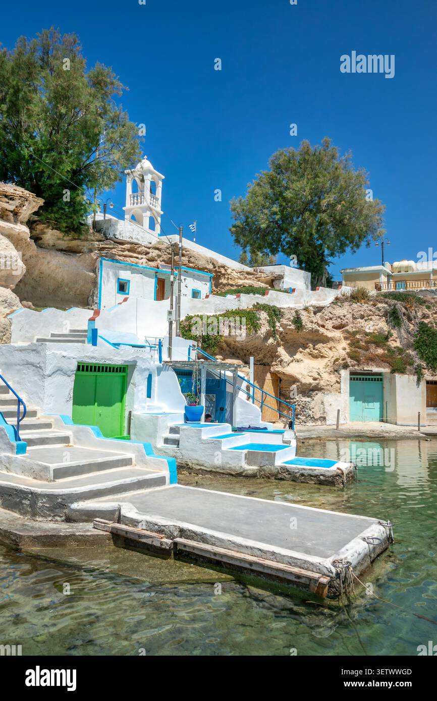 Malerisches Dorf Mandrakia mit farbenfrohen Syrmata- oder Syrma-Häusern (traditionelles Fischerboot am Meer) in Milos, Kykladen, Griechenland Stockfoto