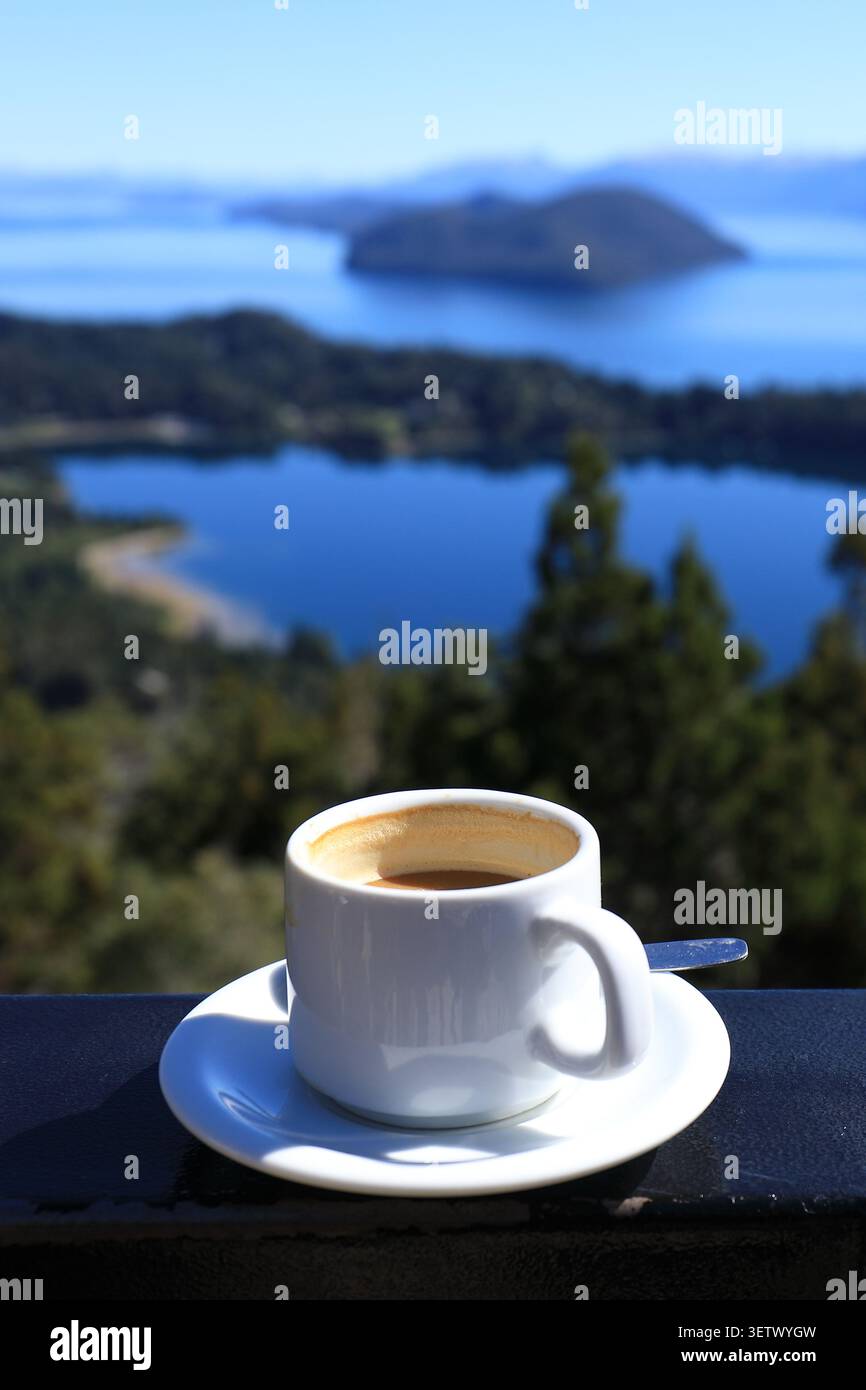 Kaffee mit Panoramablick in Bariloche, Patagonien, Argentinien Stockfoto