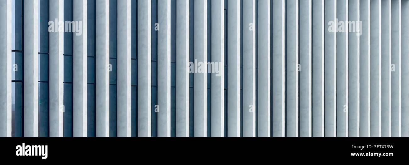 Abstrakte Architekturmuster wiederholter Betonelemente in Panoramakomposition. Lineare Fassadendetails, die geometrischen Rhythmus über horizonta bilden Stockfoto