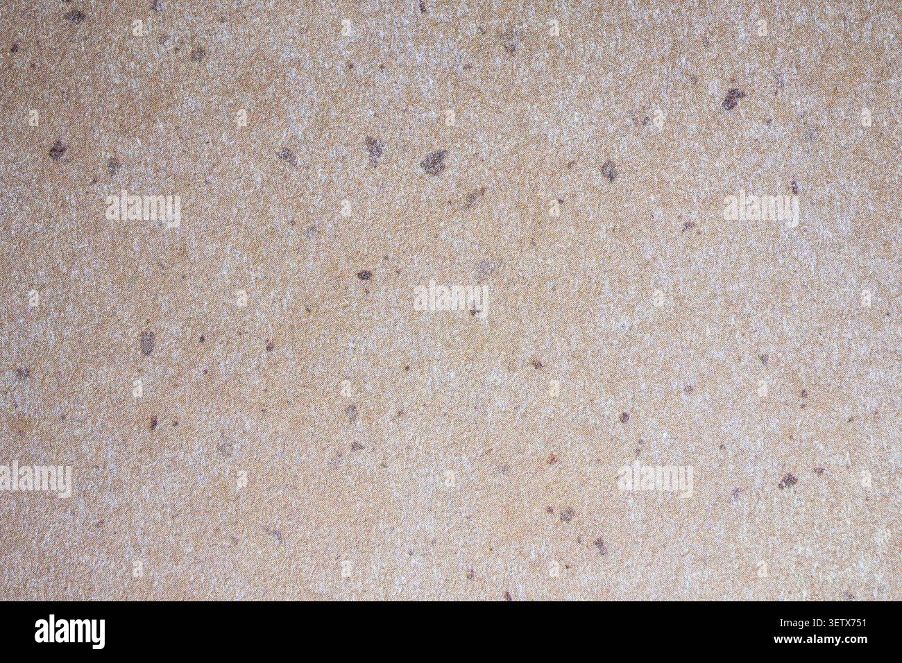 Warme beige, handgefertigte Papierstruktur mit dezenten dunklen Sprenkeln und natürlicher organischer Körnung. Neutraler strukturierter Hintergrund, ideal für umweltfreundliche Verpackungen Stockfoto