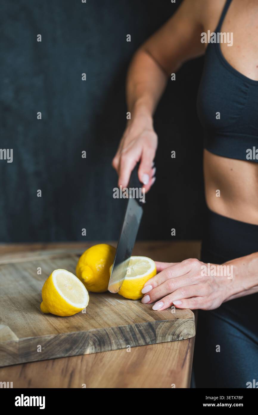 Zutaten von Zitronen für Ernährungszwecke in einer Kücheneinrichtung bei Tageslicht Stockfoto