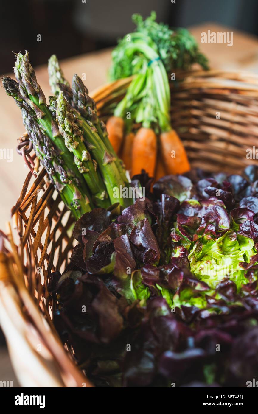 Frisches Gemüse in einem Korb zeigt gesunde Ernährungsoptionen von einem lokalen Markt Stockfoto