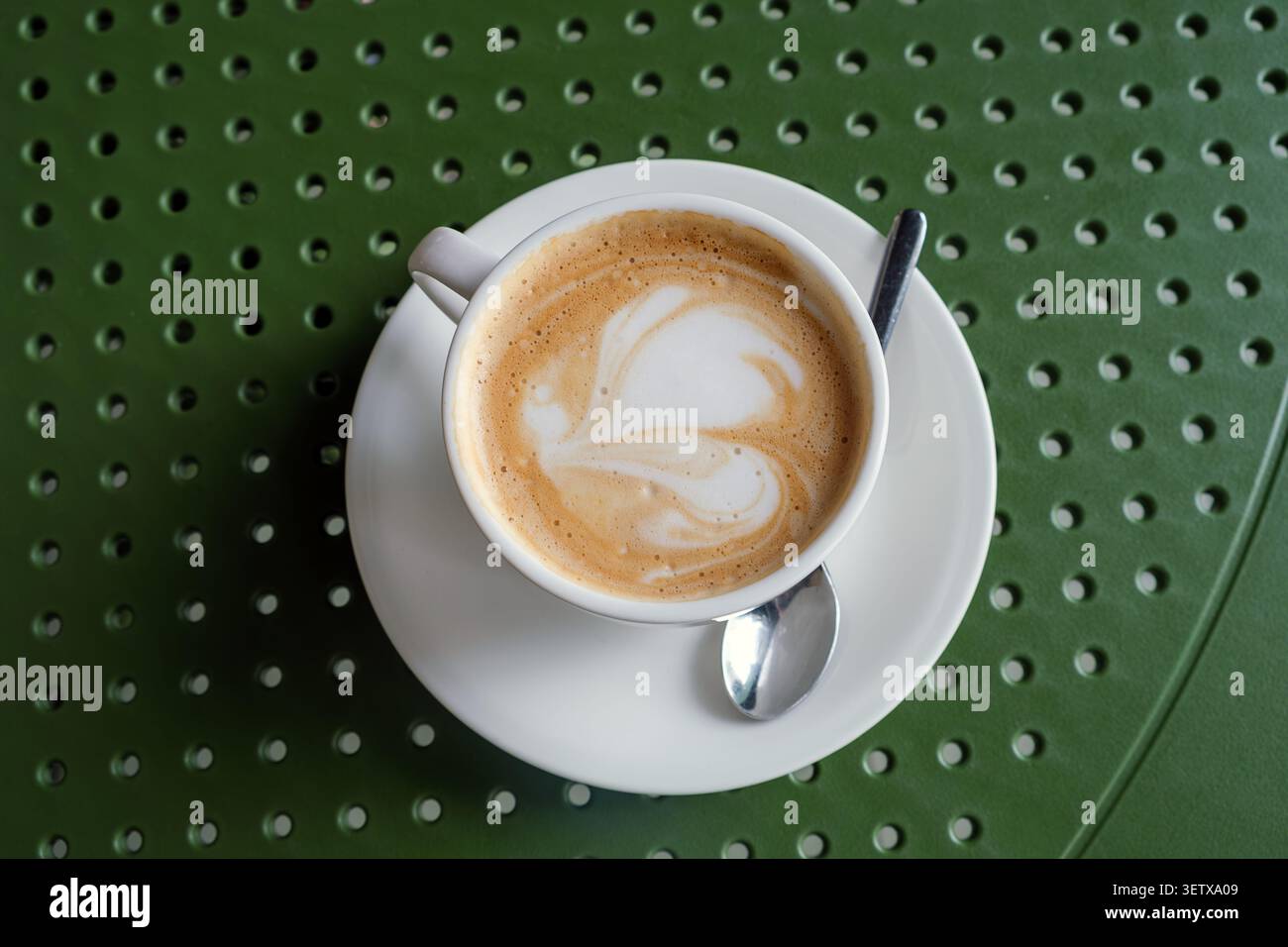 Eleganter Cappuccino in einer weißen Tasse Stockfoto
