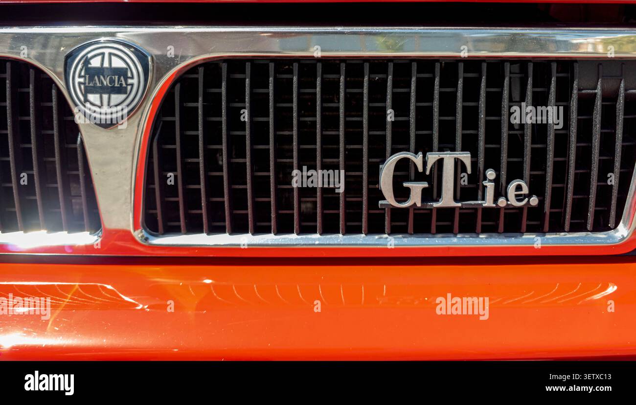 TAVERNES BLANQUES, SPANIEN - 14. JUNI 2026. Eine Nahaufnahme zeigt den Kühlergrill eines roten italienischen Sportwagens. Das Lancia-Logo und das GT i e -Logo sind vorhanden Stockfoto