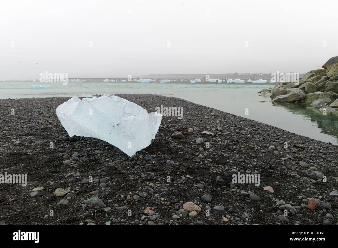 Dieses beeindruckende Foto zeigt eine detaillierte Nahaufnahme eines lichtdurchlässigen Eisbergs am berühmten Diamond Beach in Island. Th Stockfoto