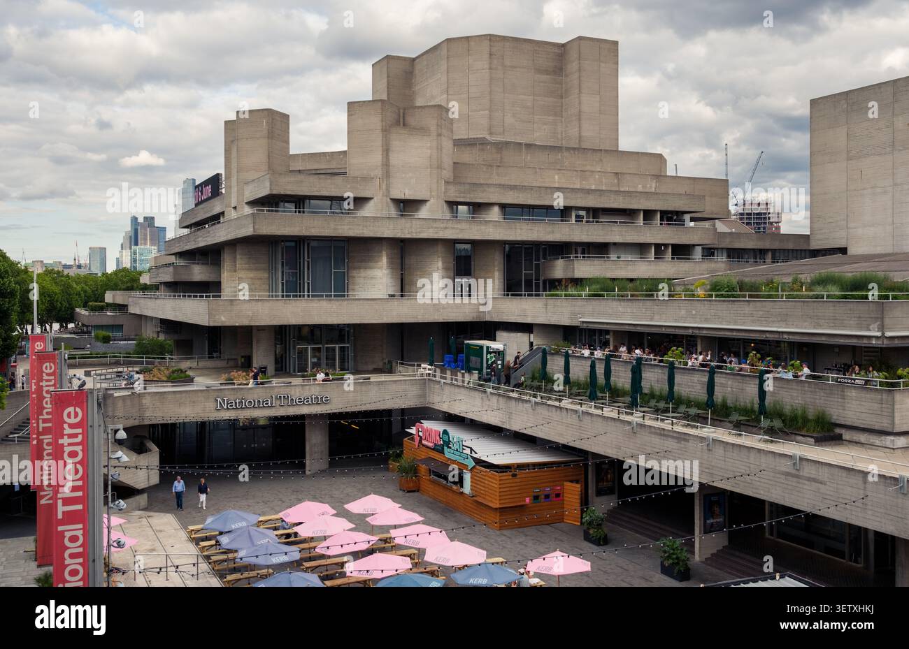 Das Royal National Theatre-Gebäude, das sich im Southbank-Bereich von London befindet, ein unter Denkmalschutz stehendes Gebäude des Typs Grad 2, das aus einer Betonterrassierung besteht. Stockfoto
