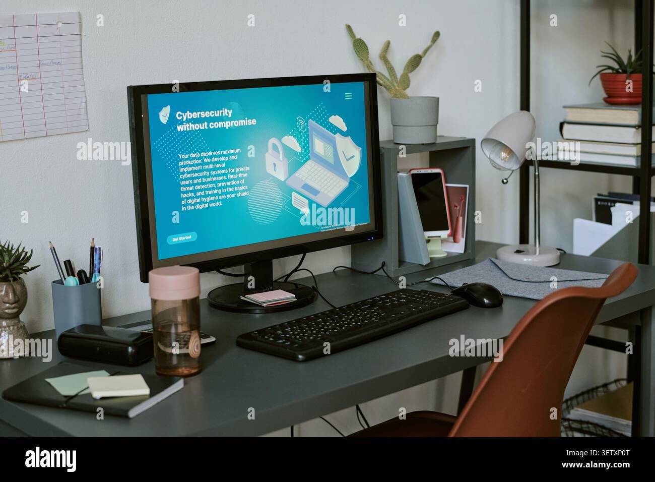 Bürocomputer Zeigt Die Landing-Page Des Cybersecurity Service An Stockfoto