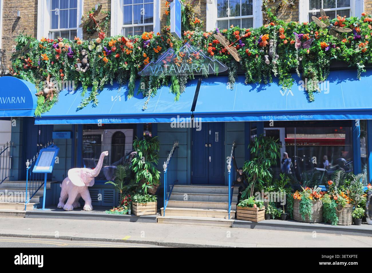 Äußere des Vatavaran Indian Restaurant mit dem gefälschten Elefanten Beauchamp Place Knightsbridge London, Juni 2026 Stockfoto