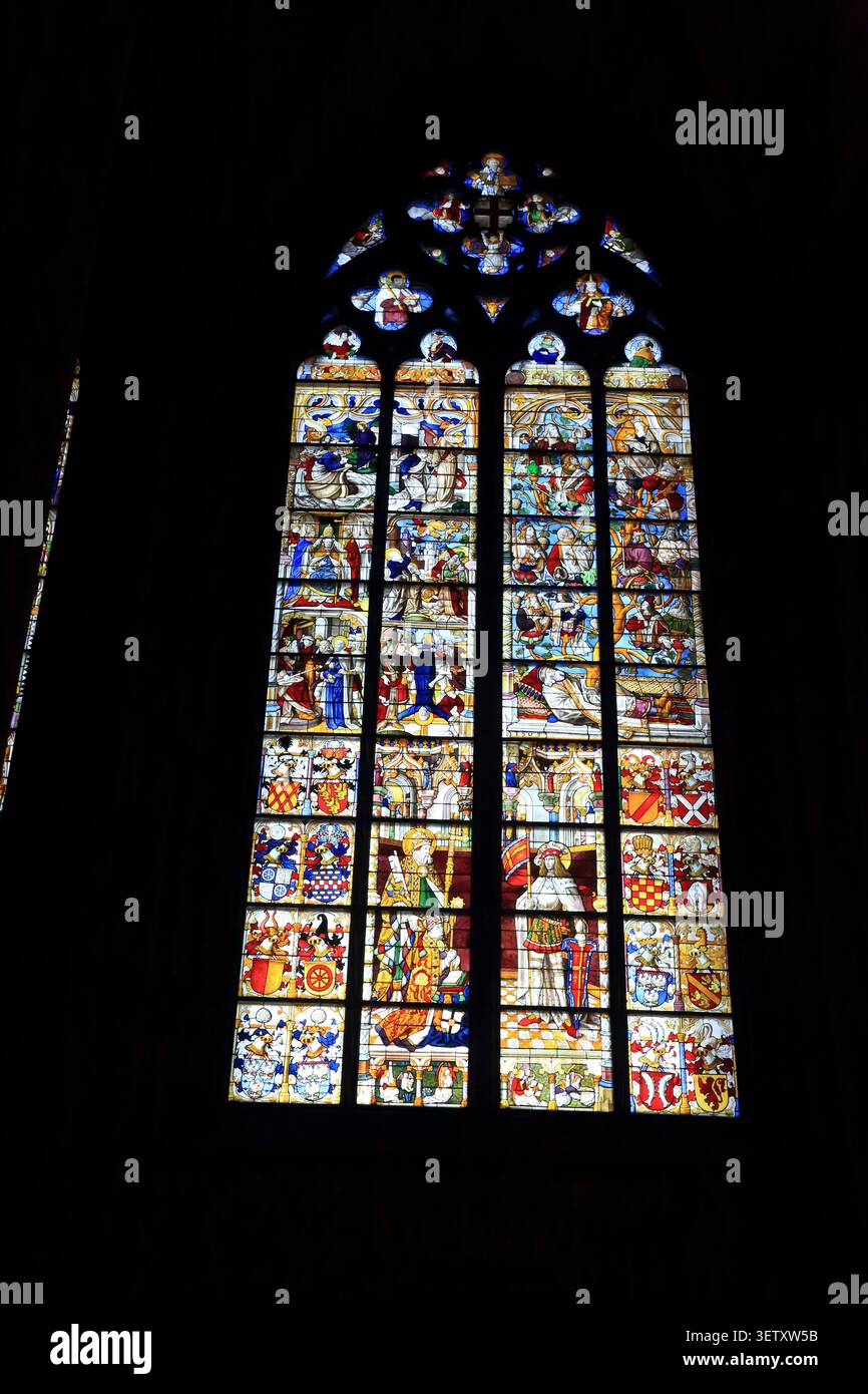Hohes Buntglasfenster mit figurativen Tafeln im Kölner Dom. Köln Dom. Nordrhein-Westfalen Stockfoto