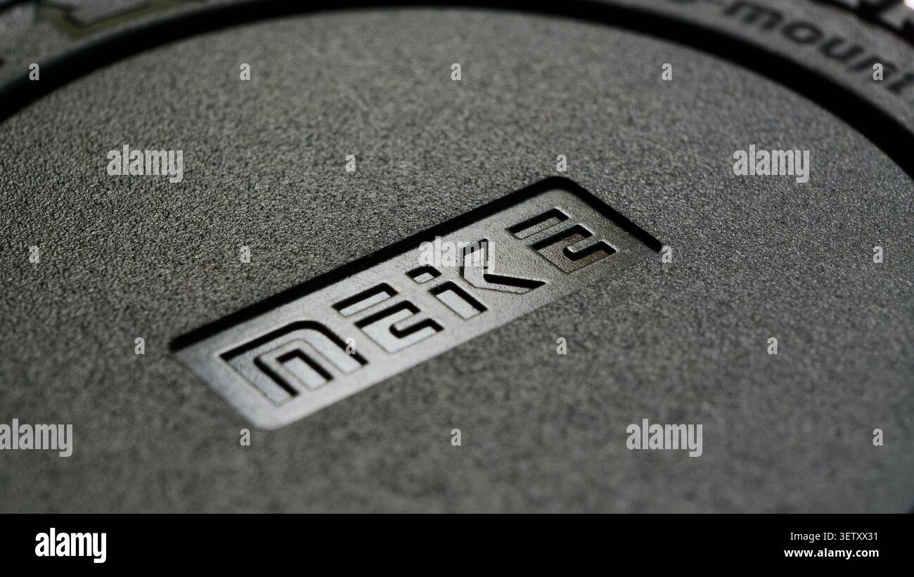 Das Meike-Logo ist auf einer schwarzen Kameragehäusekappe mit einer strukturierten Oberfläche graviert Stockfoto