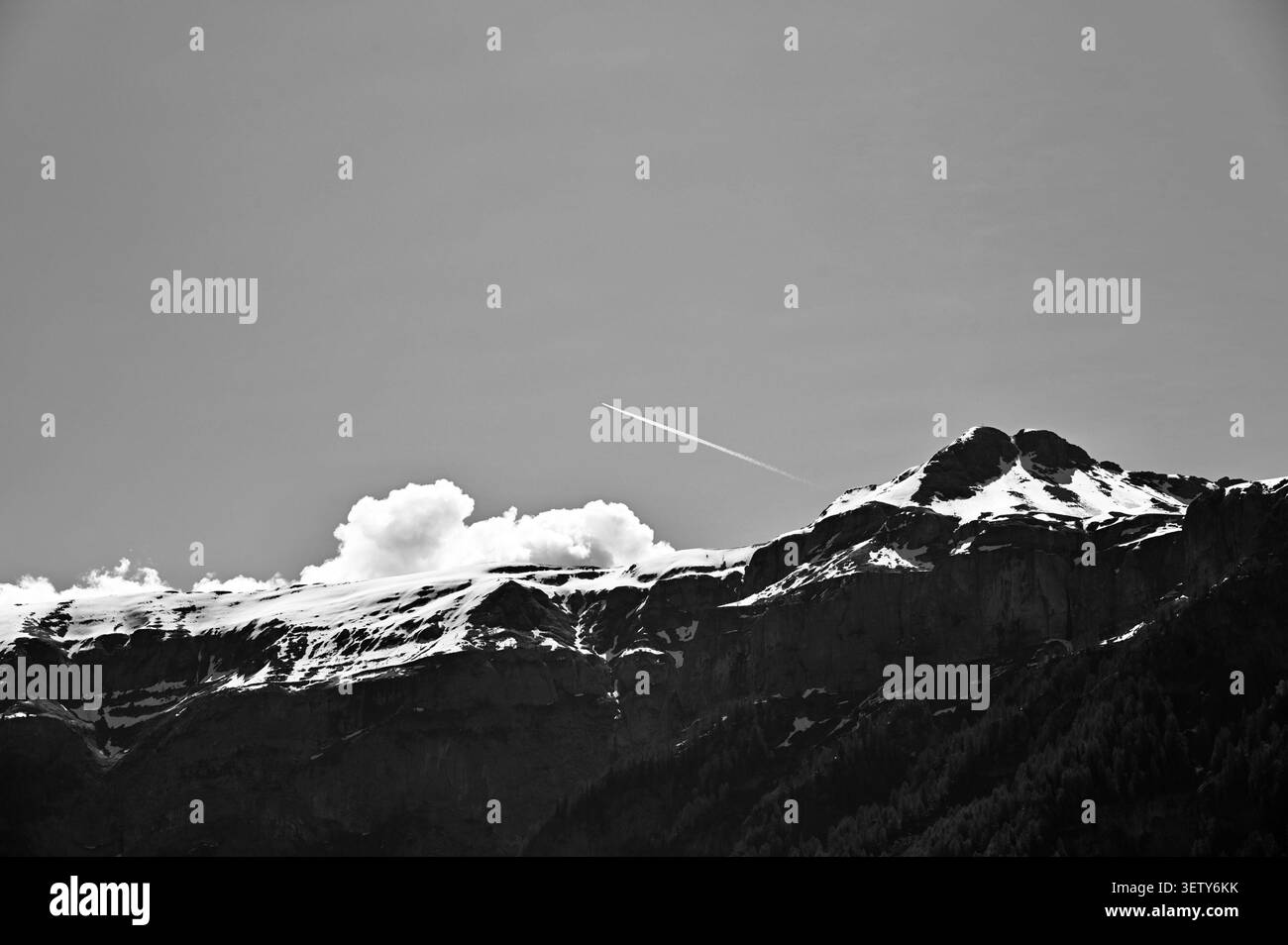 Eine markante, minimalistische horizontale Landschaft in Schwarz und weiß mit den schneebedeckten Gipfeln der Dolomiten in Italien. Stockfoto