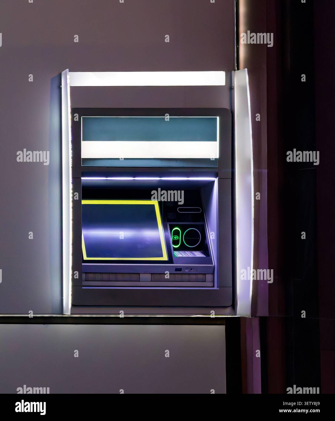 Bankautomat in der örtlichen Stadtstraße mit leerem Bildschirm Stockfoto