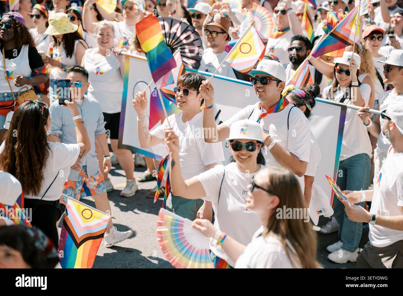 Toronto, Kanada - 29. Juni 2025: Eine Menge leidenschaftlicher Fans feiert mit leuchtenden Bannern Stockfoto