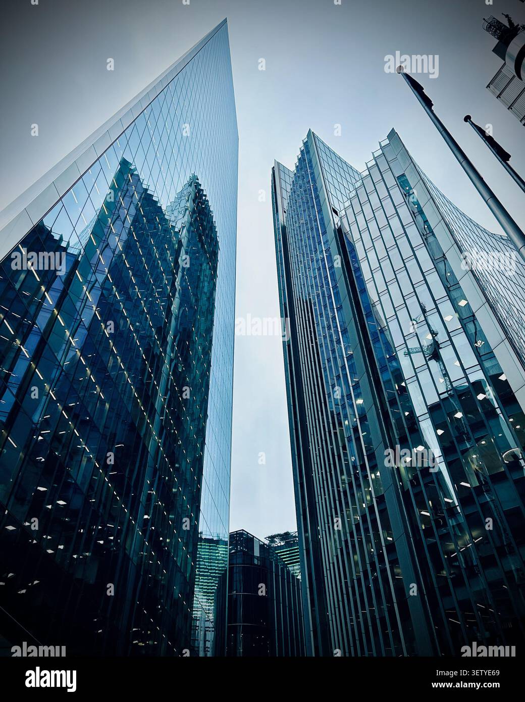 London, Großbritannien – Blick auf den Scalpel und das Willis Building von der Straße im Finanzviertel mit dramatischer Glasarchitektur Stockfoto