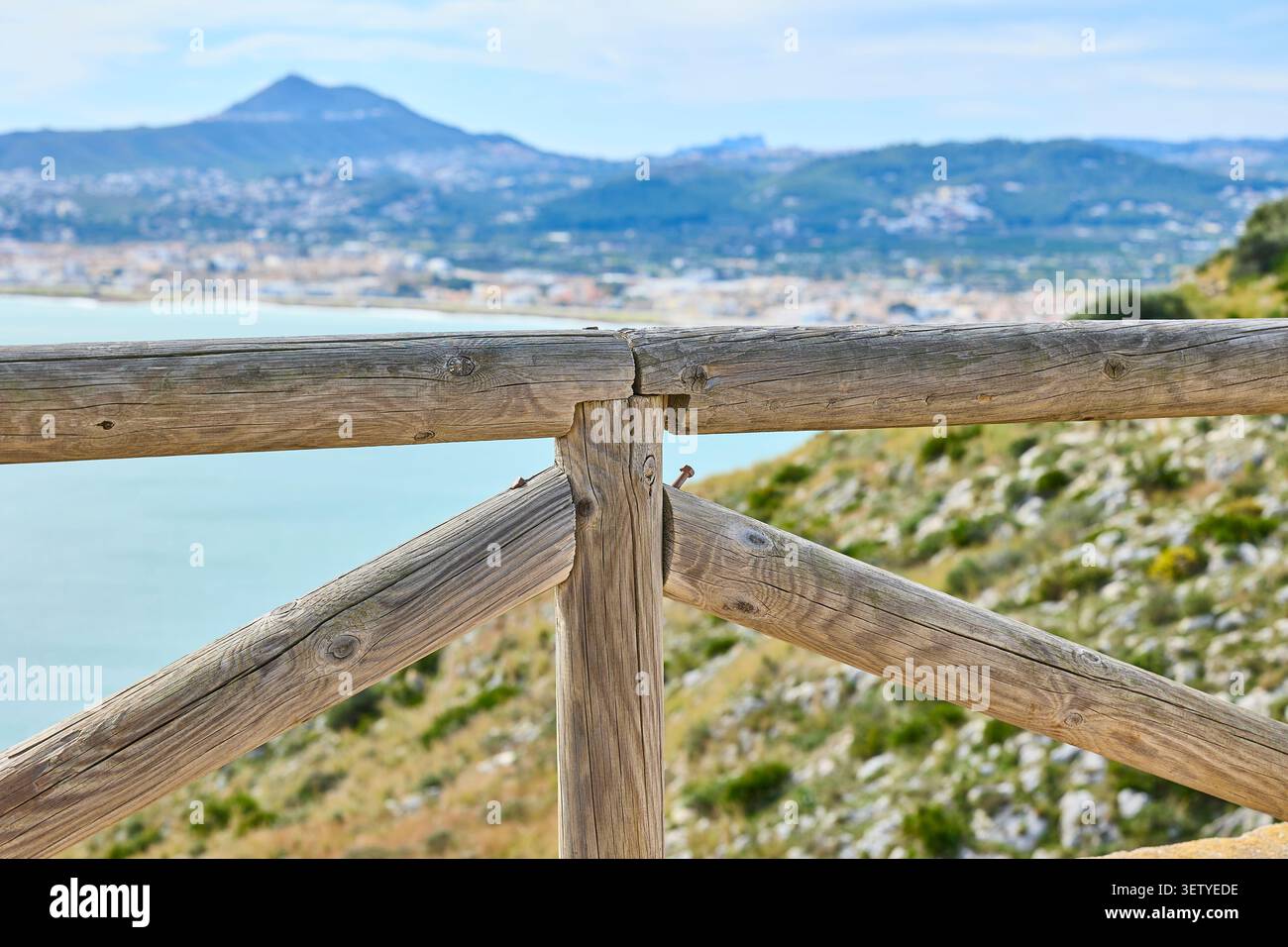 Holzgeländer mit Blick auf die Küstenstadt und das Meer Spanien, Stockfoto