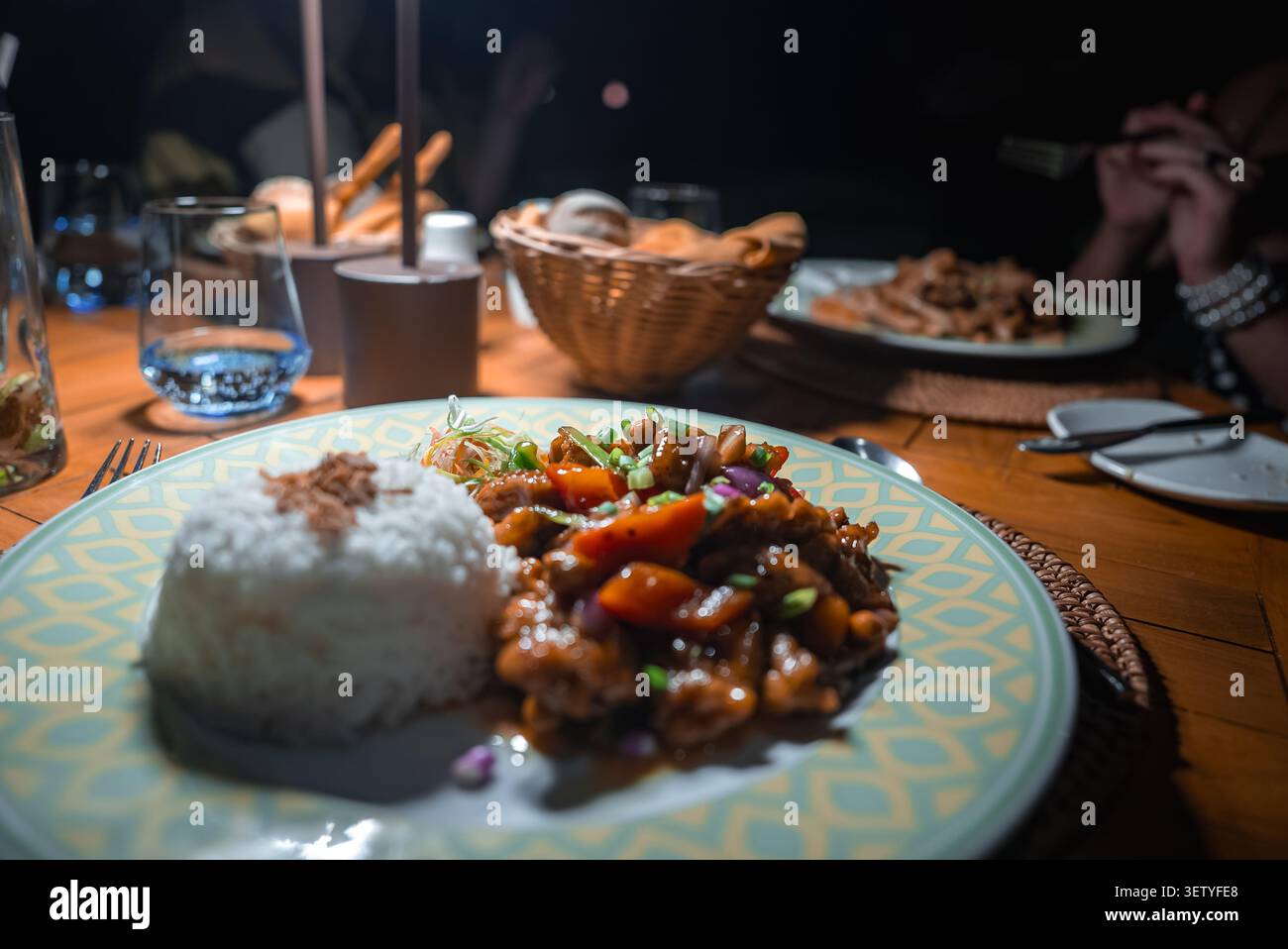 Gourmet-Pfannengericht mit Reis an einem raffinierten Malediven-Resorttisch Stockfoto